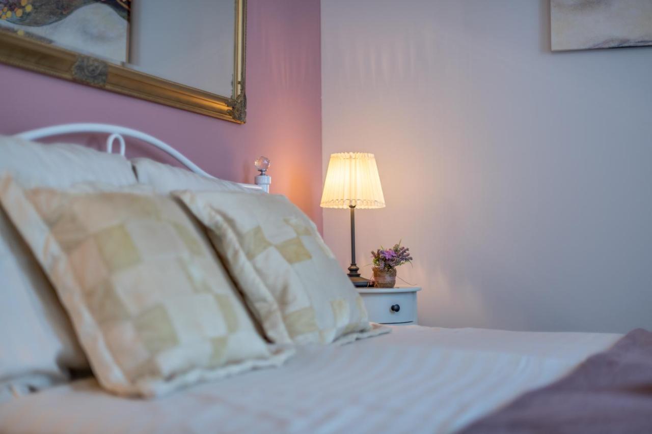 Old Romantic 4 With Free Private Parking *