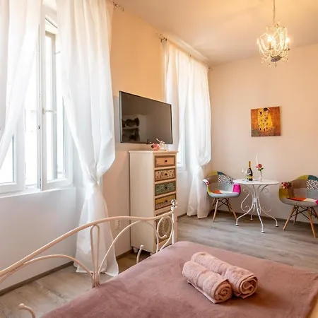 Old City Romantic Studios 4 With Free Private Parking Pula Exterior photo